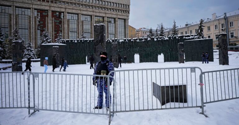 AsRussianPoliceArrestNavalnyMournersManyFearBigCrackdownjpg | SBM Global News