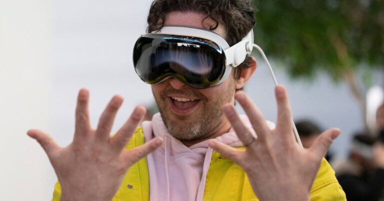 VisionProGogglesarenotSafeWhileDrivingaTeslajpg | SBM Global News