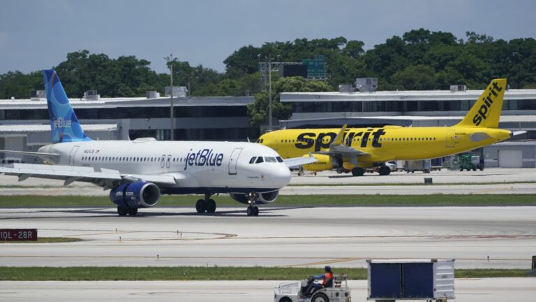 JetBluewinsSpiritslotsatLaGuardiaconsidersmovingterminalsjpg | SBM Global News